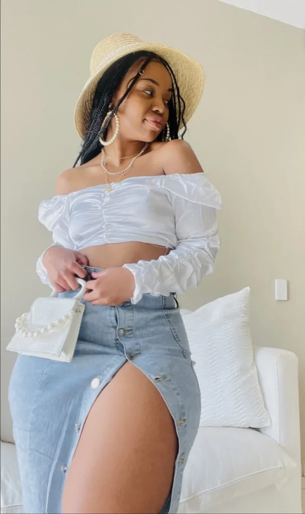 SJava's new womanhas men salivating