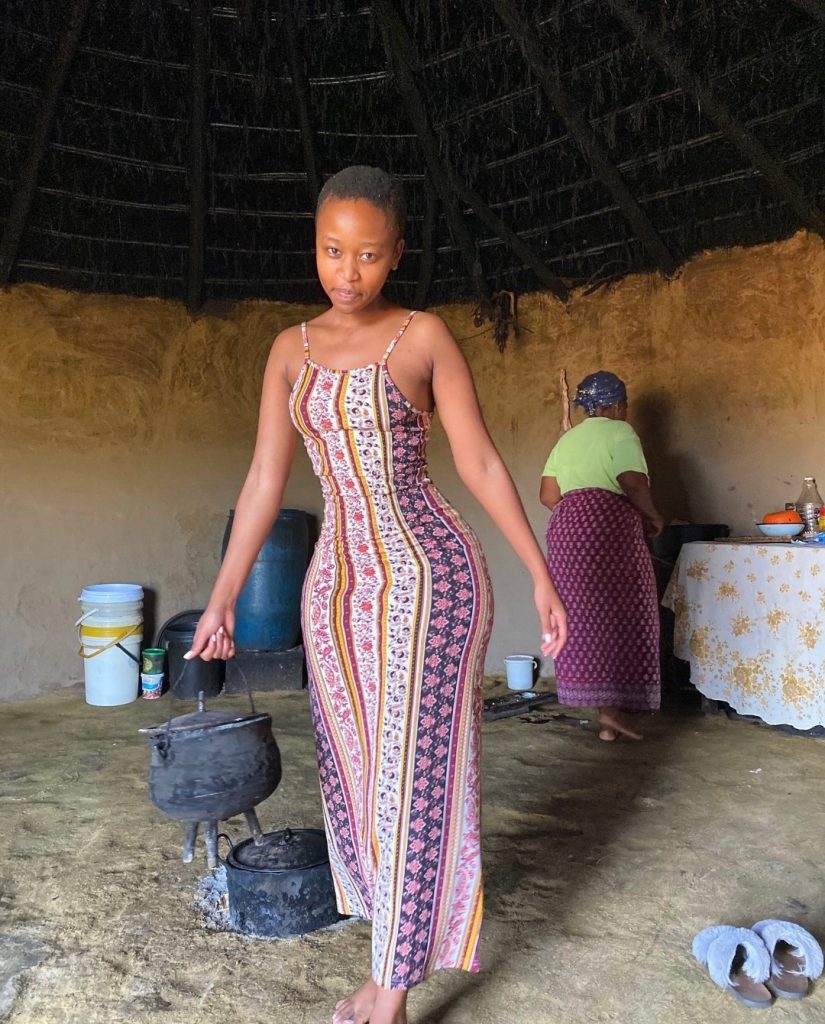 Hot Young SA Woman Causes a Frenzy on Twitter After She Was Seen Doing This